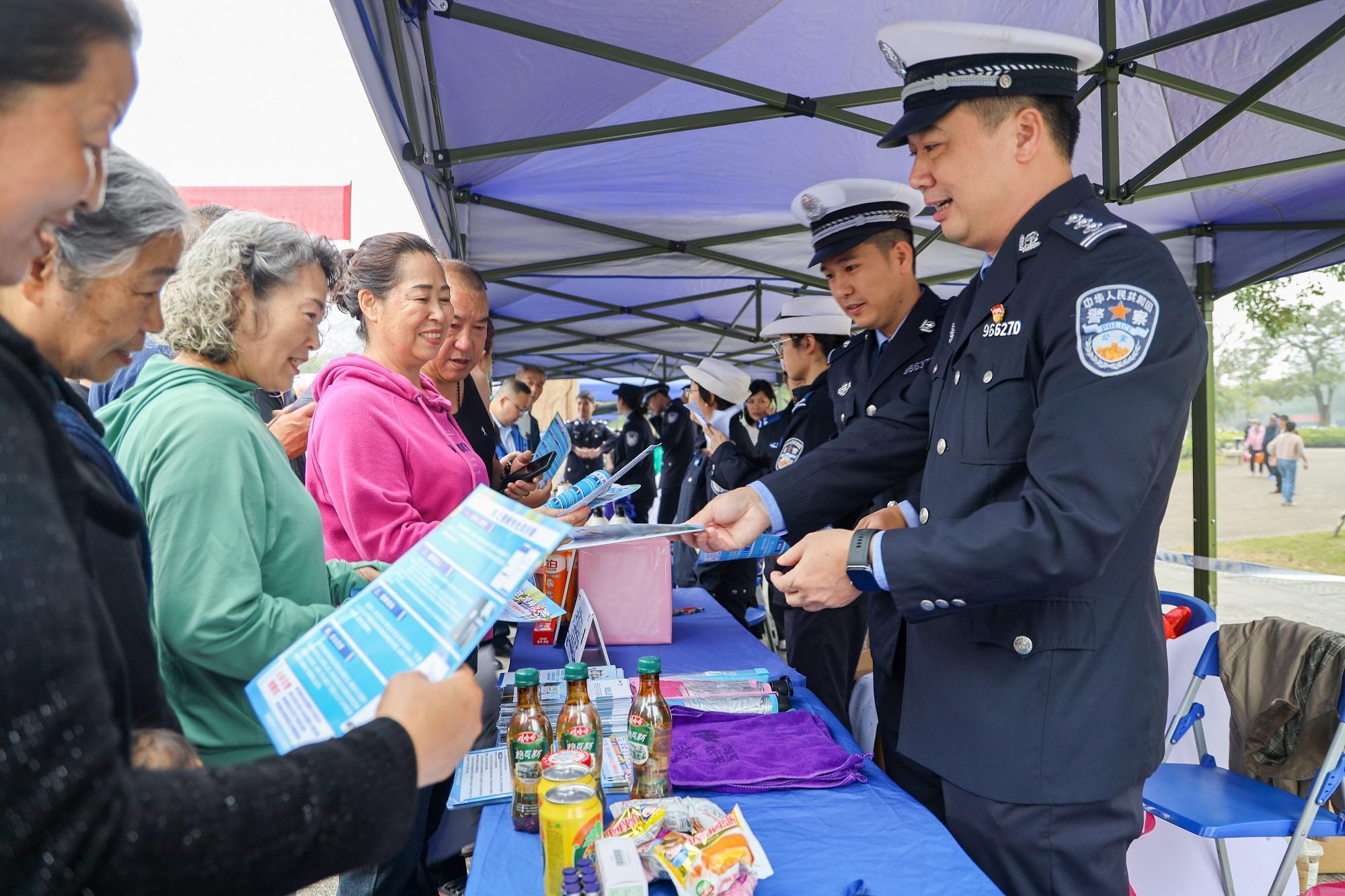 防城港市開展122“全國交通安全日”主題活動